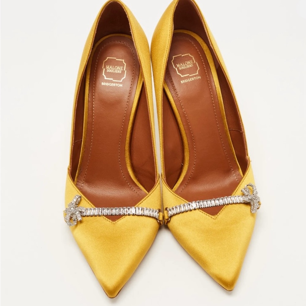 Elegant yellow satin pumps. Crystal embellished, pointed toe - size 39.